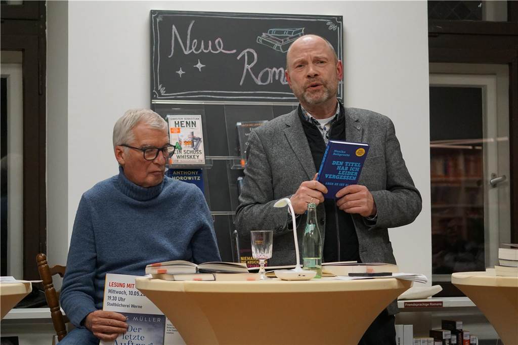 Mit Krimis und düsterem Motto: Litaraturnier in Werne feiert 26. Auflage "Den Titel hab ich leider vergessen...aber es ist blau" ist ein aberwitziges Buch aus der Welt des Büchereialltags. Klare Empfehlung von Hubertus Waterhues.