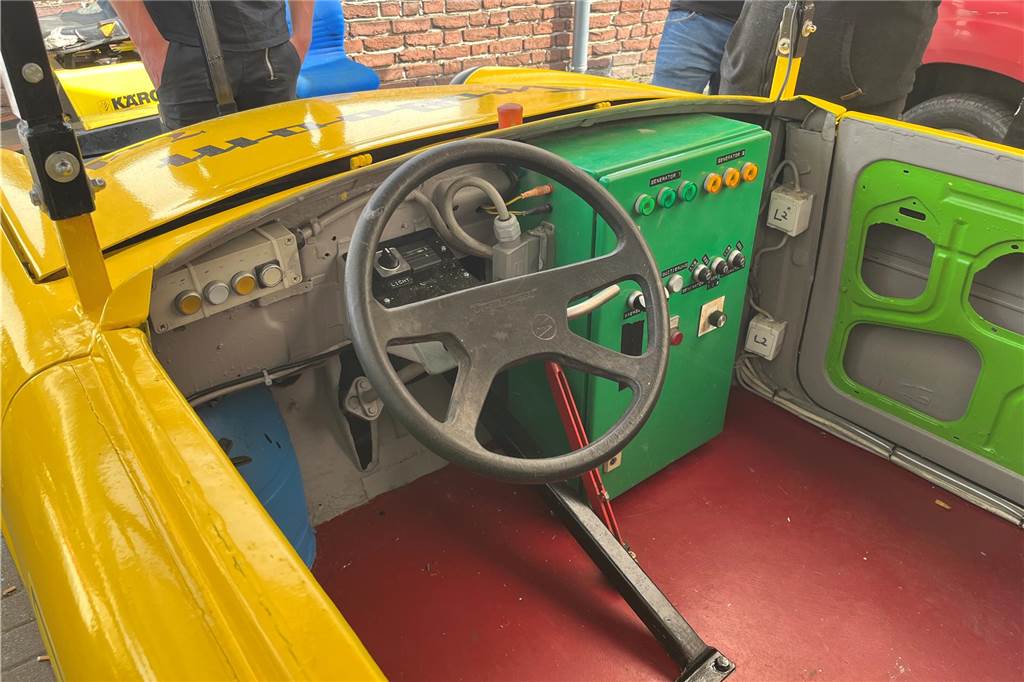 Knallgelber Trabi rollt 8,7 Kilometer bis zum Bier Ein Blick ins Innere.