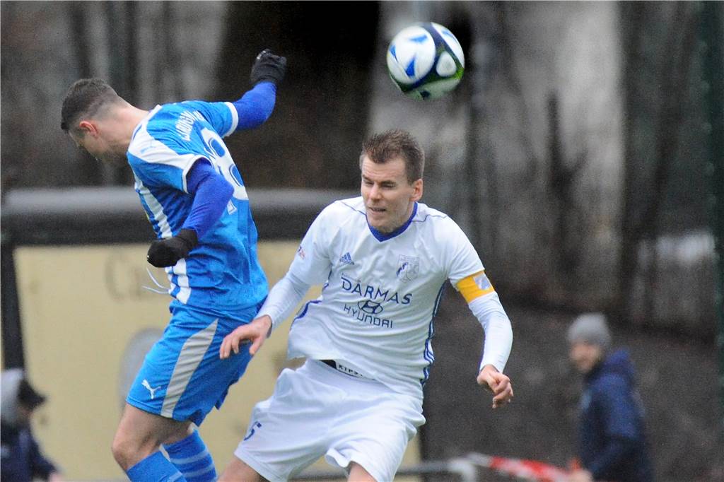 Beim FC Frohlinde ist die Trainerfrage jetzt beantwortet Den Trainern des SV Wacker Obercastrop, hier mit Kapitän Moritz Budde (r), stehen am Sonntag, 9. Februar, insgesamt 22 Spieler im Kader zur Verfügung.
