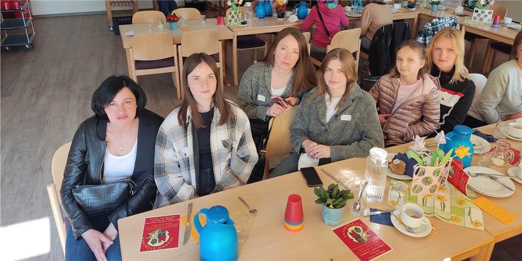 Ukrainer in Werne: Jobsuche läuft an - aber es gibt ein Problem Frauen sitzen an einem Tisch.