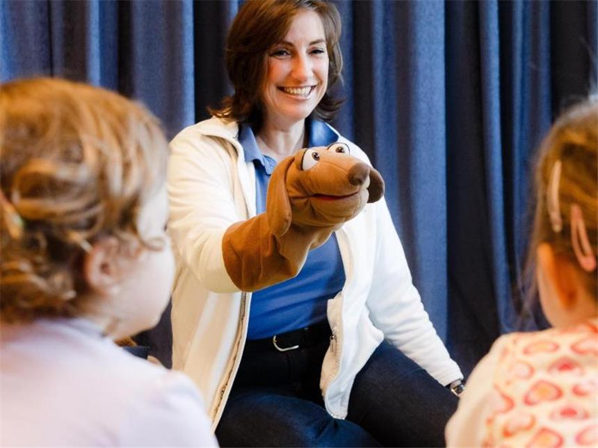 Kindern den Umgang mit Hunden beibringen Den Umgang mit Hunden lernen Kinder in den Kursen von Inga Benecke erstmal im Theorieteil - anhand einer Hunde-Handpuppe. Foto: Markus Scholz