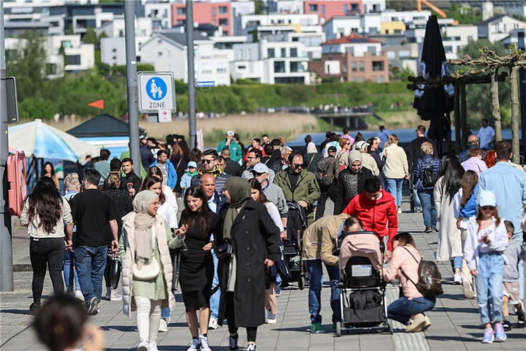 Den Vatertag nutzten viele Menschen, um in Dortmund an den Phoenix-See zu fahren.