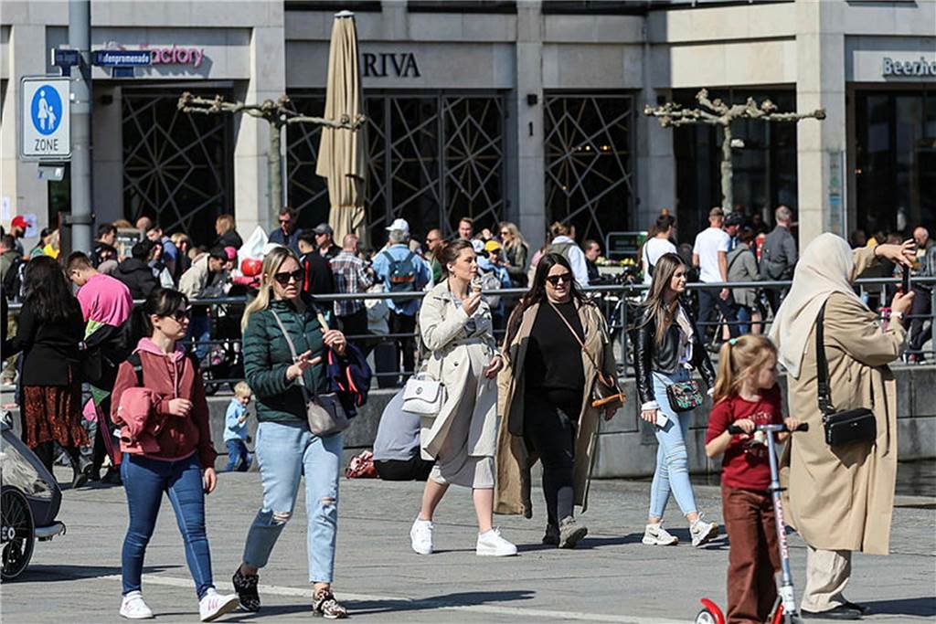 Den Vatertag nutzten viele Menschen, um in Dortmund an den Phoenix-See zu fahren.