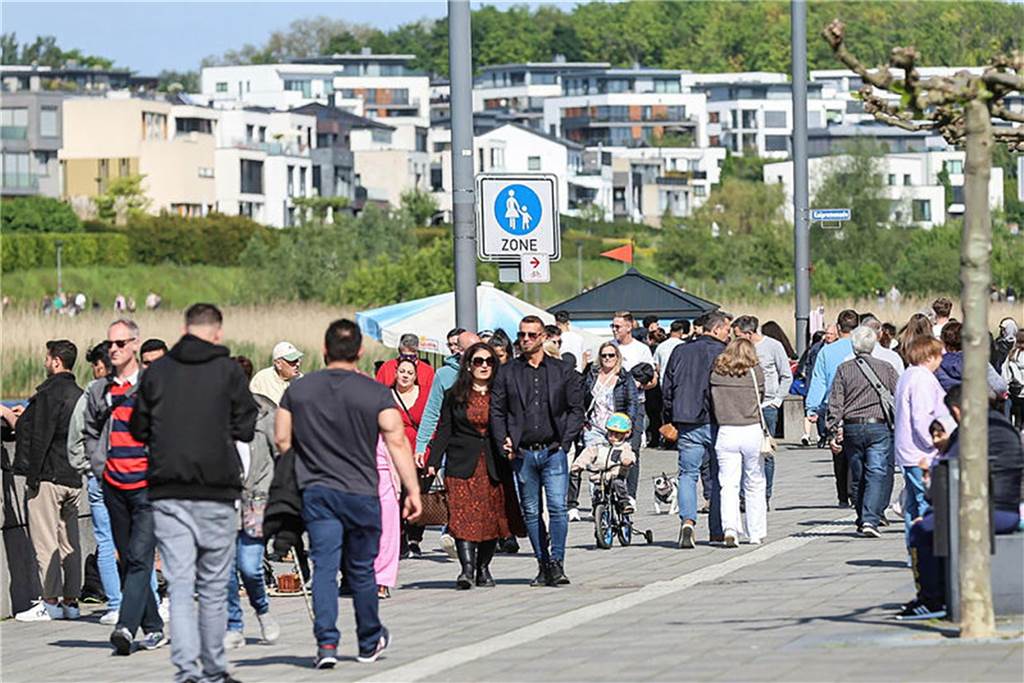 Den Vatertag nutzten viele Menschen, um in Dortmund an den Phoenix-See zu fahren.
