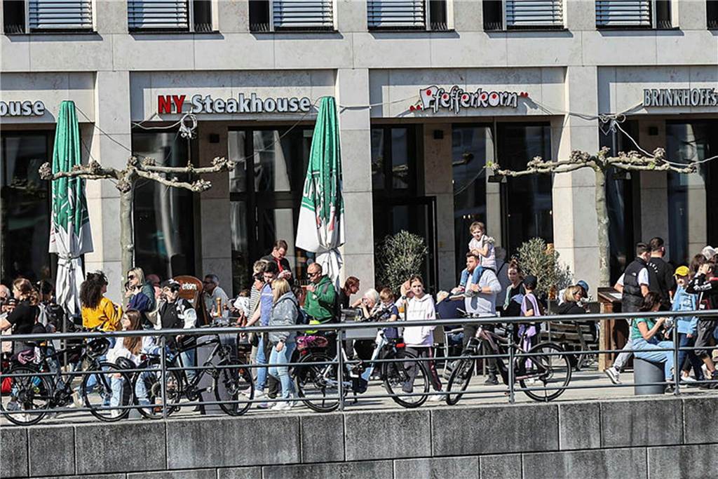 Den Vatertag nutzten viele Menschen, um in Dortmund an den Phoenix-See zu fahren.