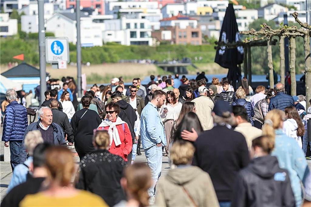 Den Vatertag nutzten viele Menschen, um in Dortmund an den Phoenix-See zu fahren.