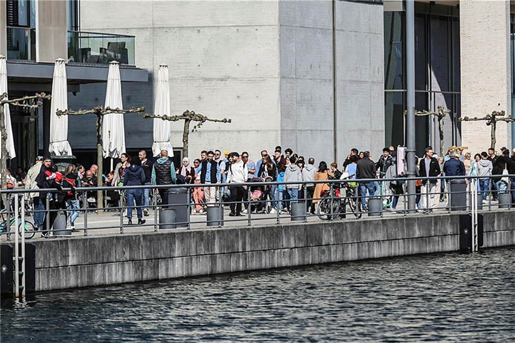 Den Vatertag nutzten viele Menschen, um in Dortmund an den Phoenix-See zu fahren.