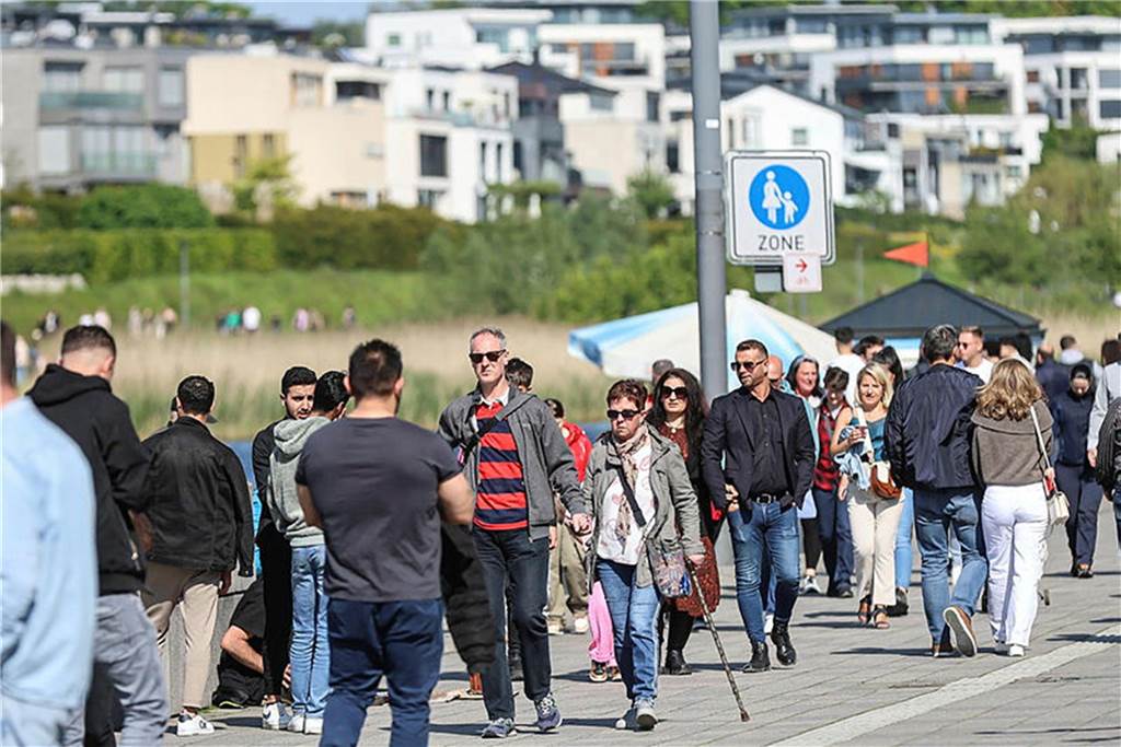 Den Vatertag nutzten viele Menschen, um in Dortmund an den Phoenix-See zu fahren.
