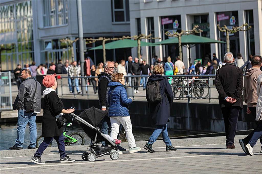 Den Vatertag nutzten viele Menschen, um in Dortmund an den Phoenix-See zu fahren.