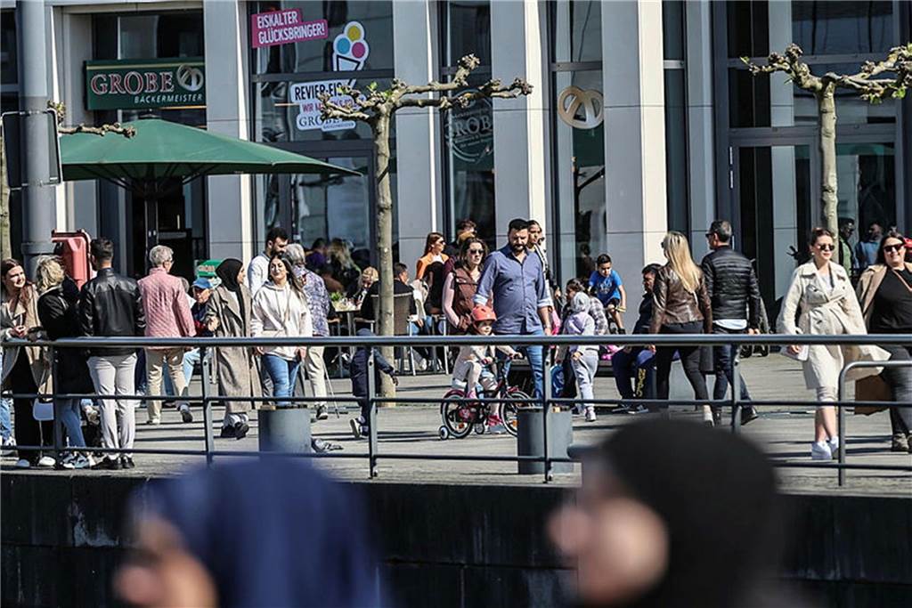 Den Vatertag nutzten viele Menschen, um in Dortmund an den Phoenix-See zu fahren.