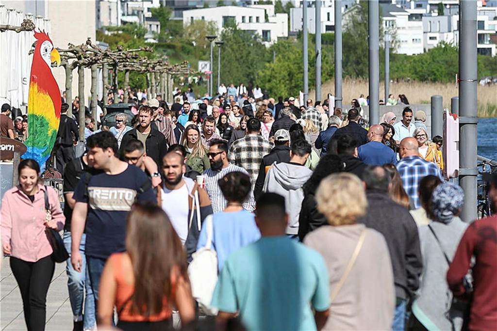 Den Vatertag nutzten viele Menschen, um in Dortmund an den Phoenix-See zu fahren.
