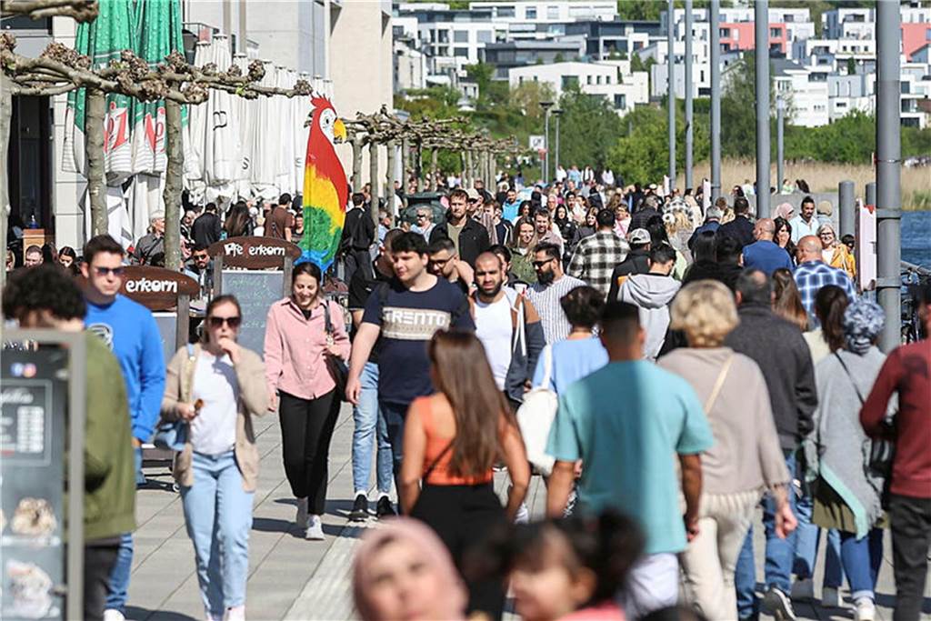 Den Vatertag nutzten viele Menschen, um in Dortmund an den Phoenix-See zu fahren.