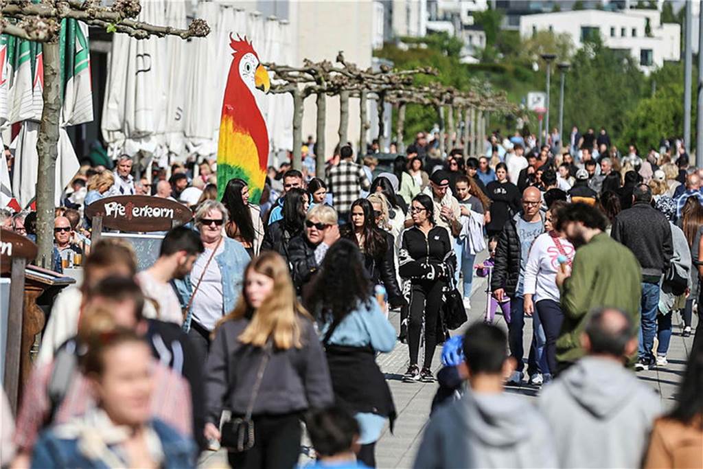 Den Vatertag nutzten viele Menschen, um in Dortmund an den Phoenix-See zu fahren.