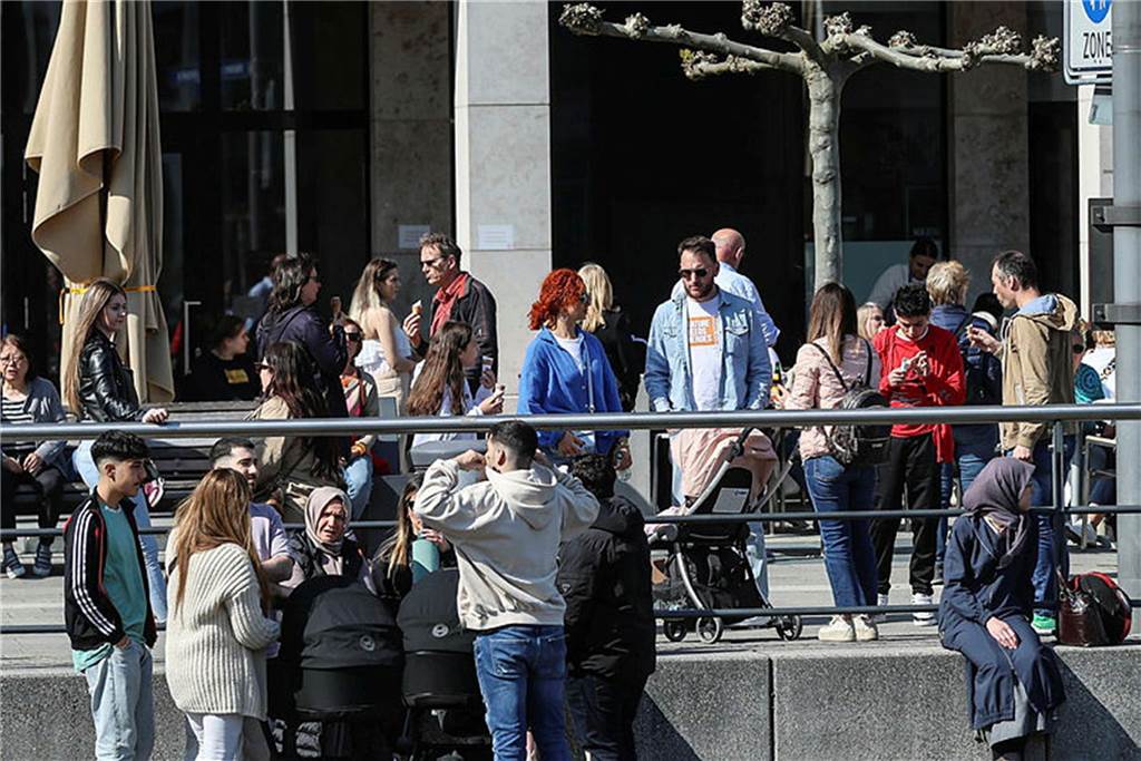 Den Vatertag nutzten viele Menschen, um in Dortmund an den Phoenix-See zu fahren.