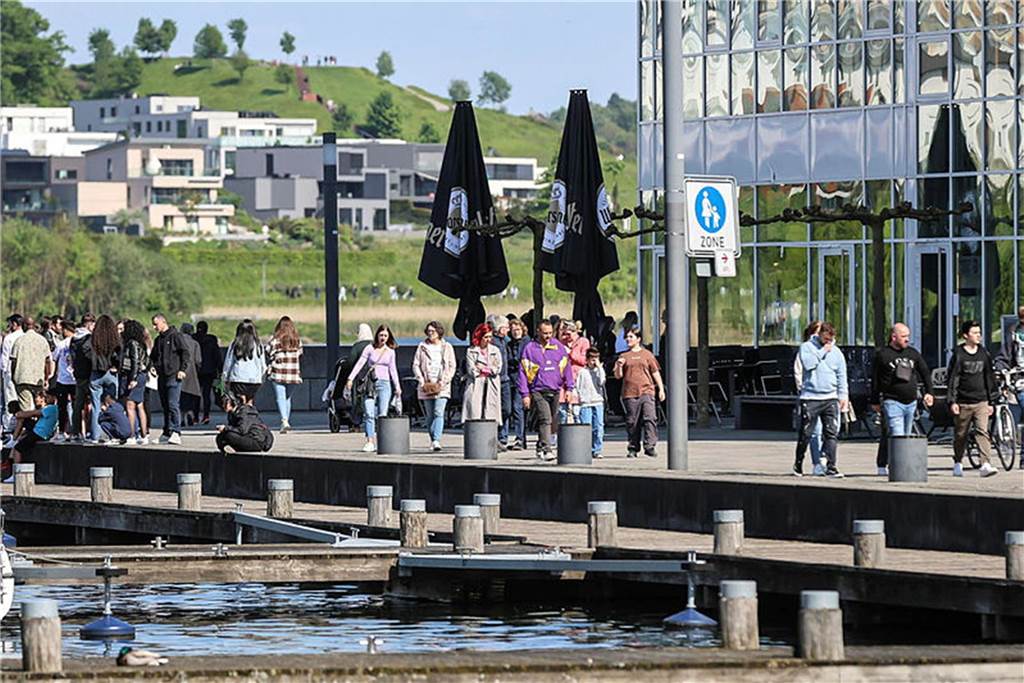 Den Vatertag nutzten viele Menschen, um in Dortmund an den Phoenix-See zu fahren.