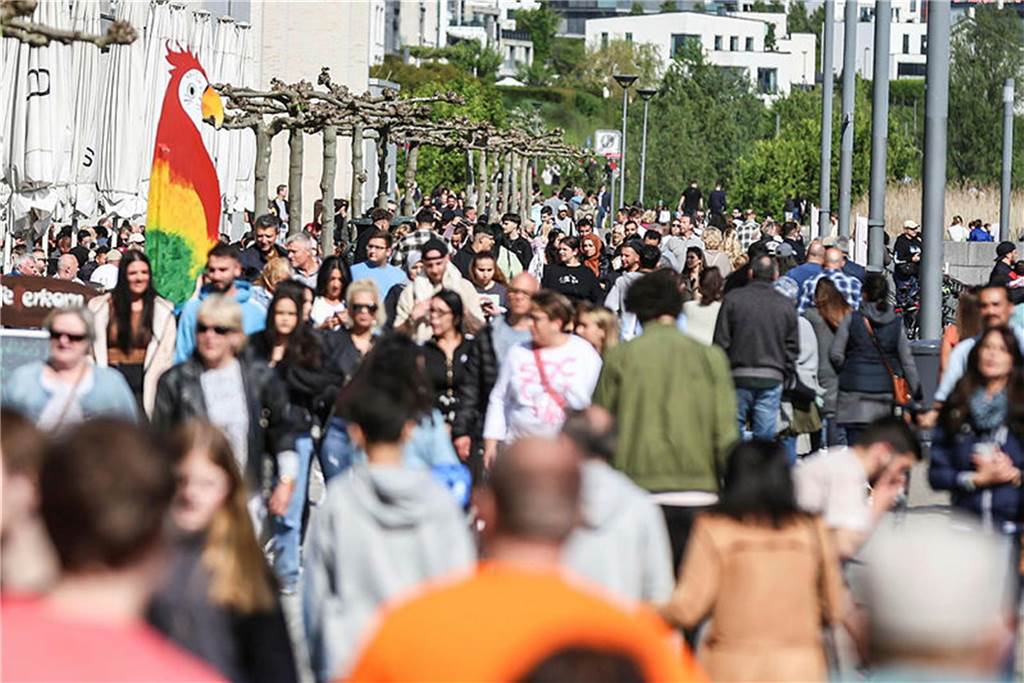 Den Vatertag nutzten viele Menschen, um in Dortmund an den Phoenix-See zu fahren.