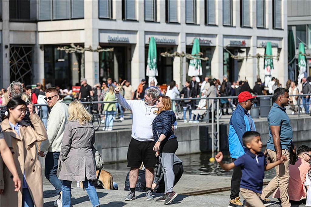 Den Vatertag nutzten viele Menschen, um in Dortmund an den Phoenix-See zu fahren.
