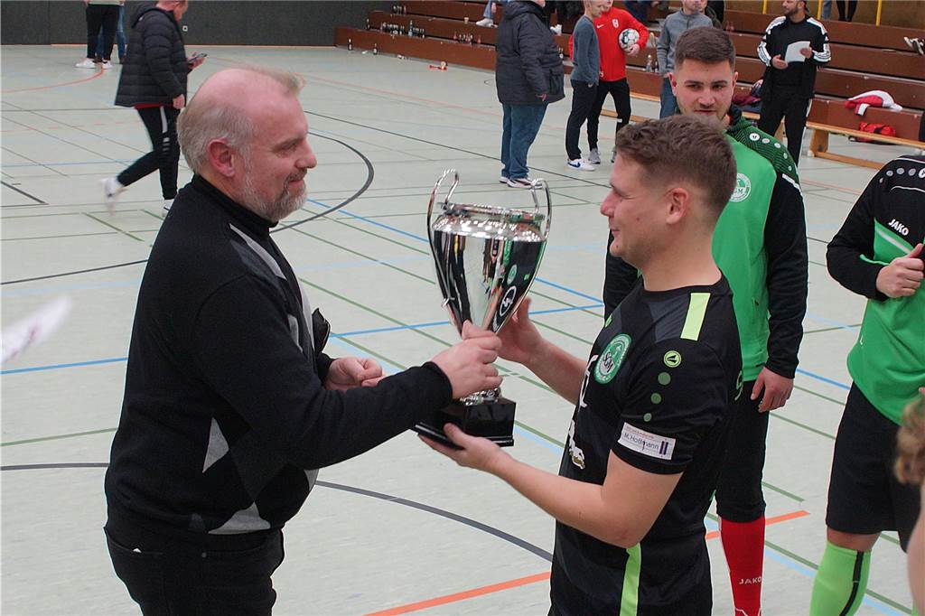 Neuer Kunstrasen ein schwacher Trost: Hemmerde-Spieler im Trashtalk mit Bürgermeister Dirk Wigant Den Wanderpokal bekamen der Stadtsportverband Unna und HSM-Schirmherr Dirk Wigant (Bürgermeister) wohl nicht ganz sauber von der SG Massen - hier mit Pierre Szymaniak (r.), der dieses Jahr in der Halle aussetzte - zurück.