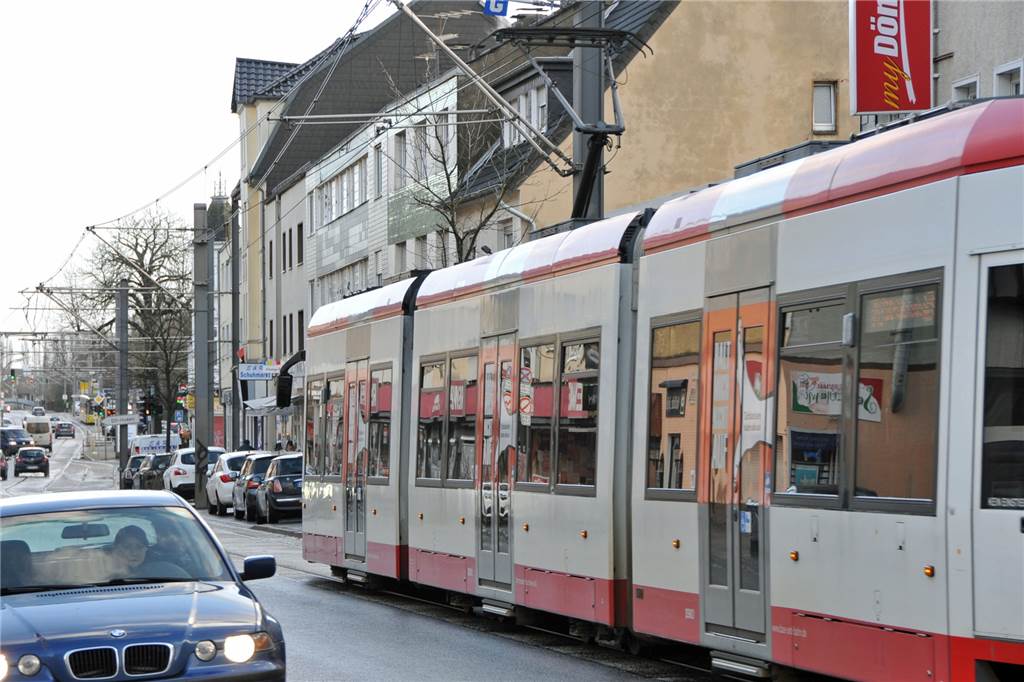 Stadtplaner: „Die Verkehrswende für den Hellweg wird Autofahrern weh tun“ Den Wickeder Hellweg teilen sich Autofahrer, Radfahrer und die Stadtbahn. Oft entstehen hier gefährliche Situationen