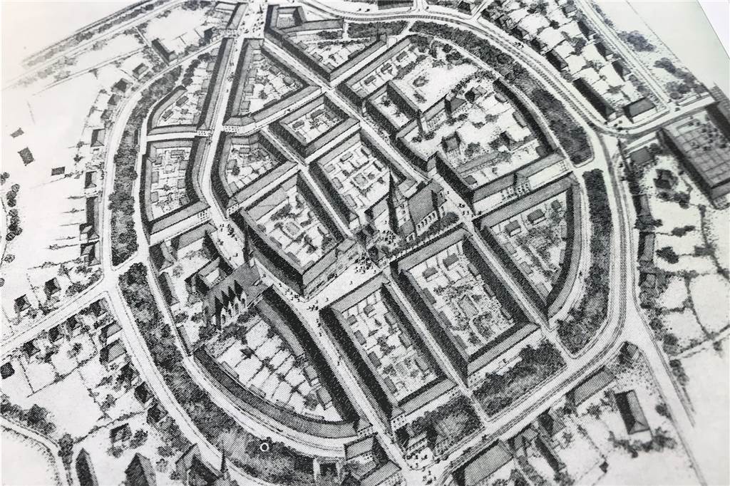 Stadt-Geschichte von Dorsten so anschaulich wie nie zuvor aufbereitet Den Wiederaufbauplan von Dorsten hat nach dem Krieg der Architekt Ludwig Klein, Onkel des Autors Hartmut Klein, gezeichnet.