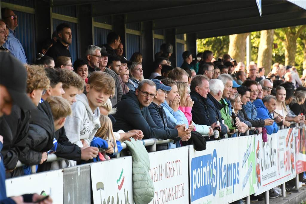 Eper Derby im Finale: Außenseiter ärgern Landesligisten mächtig Den zahlreichen Fußballfans auf der Anlage von Fortuna Gronau gefiel es, dass die Spiele in der Vorschlussrunde bis zum Abpfiff eng verliefen.