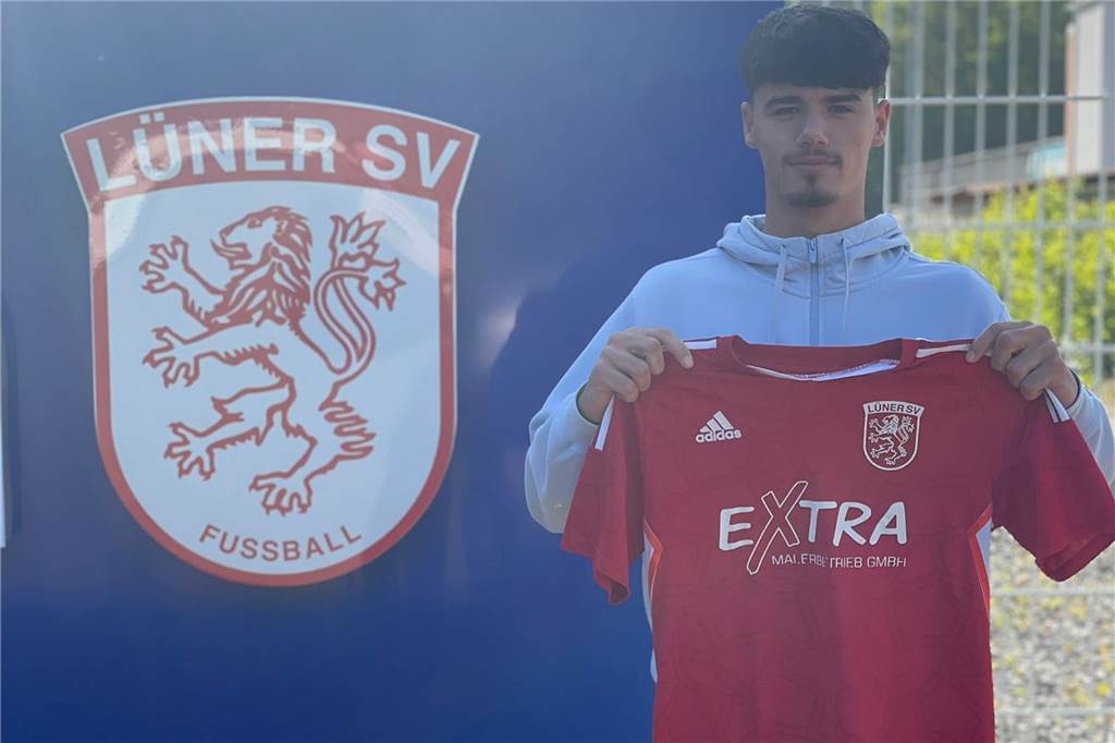 Lüner SV verstärkt sich mit weiterem Talent Denis Czarnecki hält ein Trikot des Lüner SV.