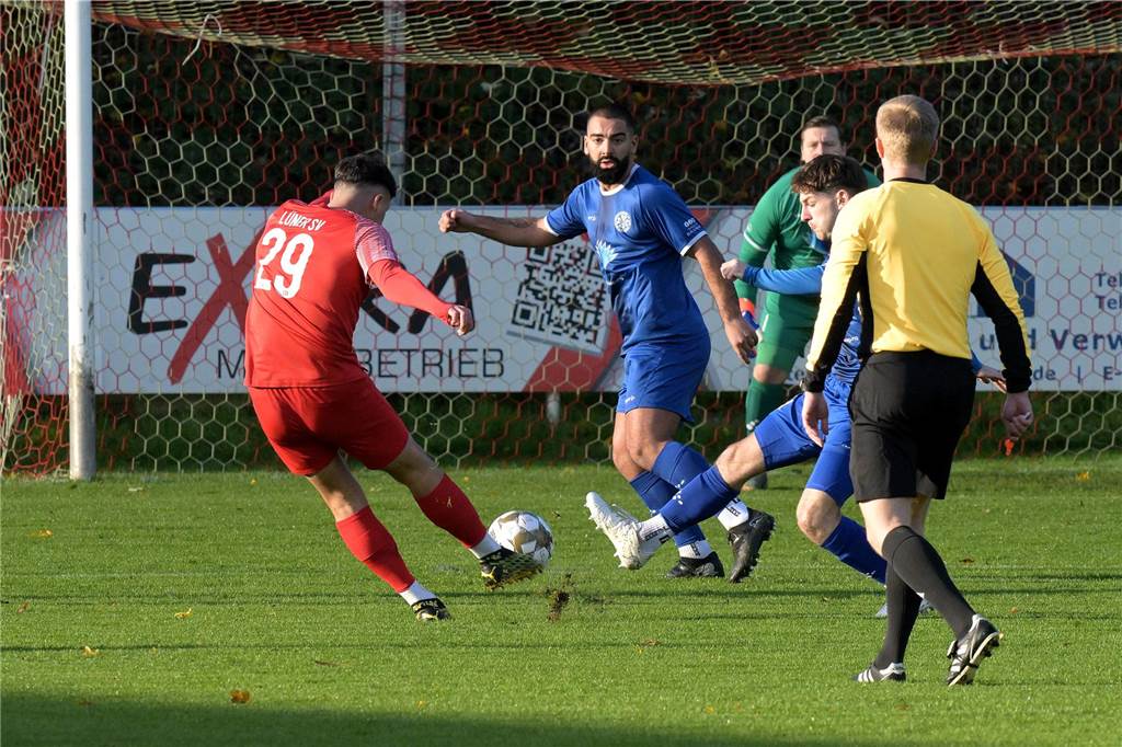 Lüner SV macht den Sack erneut nicht zu: Ausgleich in letzter Sekunde Denis Czarnecki trifft zum 1:0 für den Lüner SV in der Westfalenliga 2 gegen die SpVgg Horsthausen.