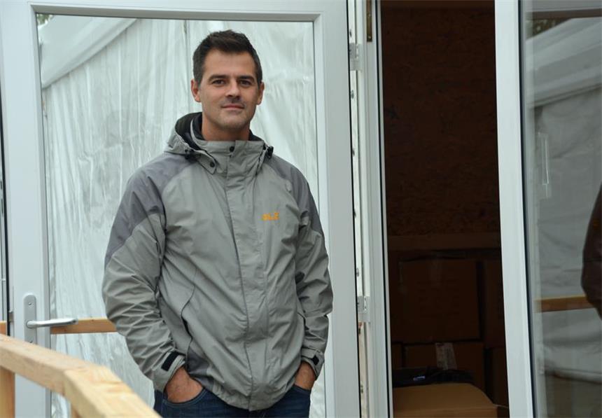 Neuer Leiter und stärkeres Internet für Unterkunft Denis Kolakovic leitet die Zeltstadt in Vinnum.