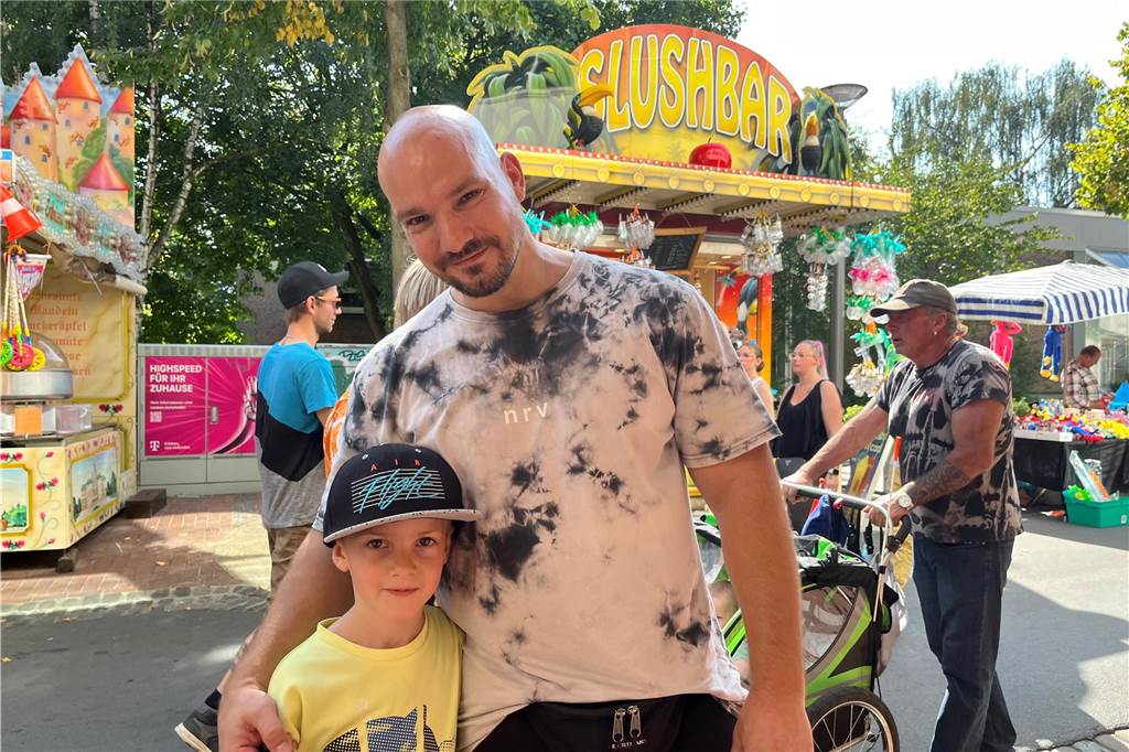Lünsche Mess bei fast 30 Grad in Lünen: Schausteller: „Das müssen wir leider aushalten“ Denis Rubikowski erfüllte den Wunsch seines Sohns Mika und ging am Samstag trotz hoher Temperaturen mit ihm auf die Lünsche Mess.