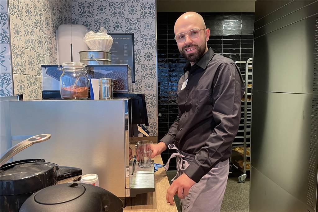 Dortmunder Bäckerei in Toplage eröffnet: Riesenansturm nicht nur am ersten Tag Denis Rygiel (29) leitet die neue Beckmann-Filiale in Dortmund-Huckarde.