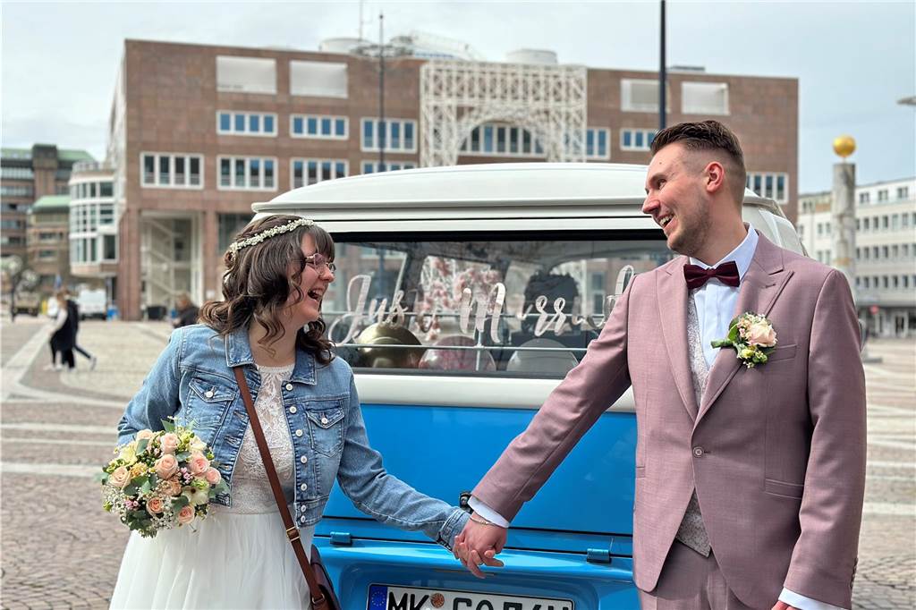 Hochzeit trotz Höhenangst: Denise und Stefan heiraten nach 12 Jahren Partnerschaft Das Brautpaar auf dem Friedensplatz in Dortmund