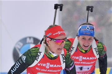 Denise Herrmann (l) wird von Vanessa Hinz (r) ins Staffel-Rennen in Oberhof geschickt. Foto: Martin Schutt