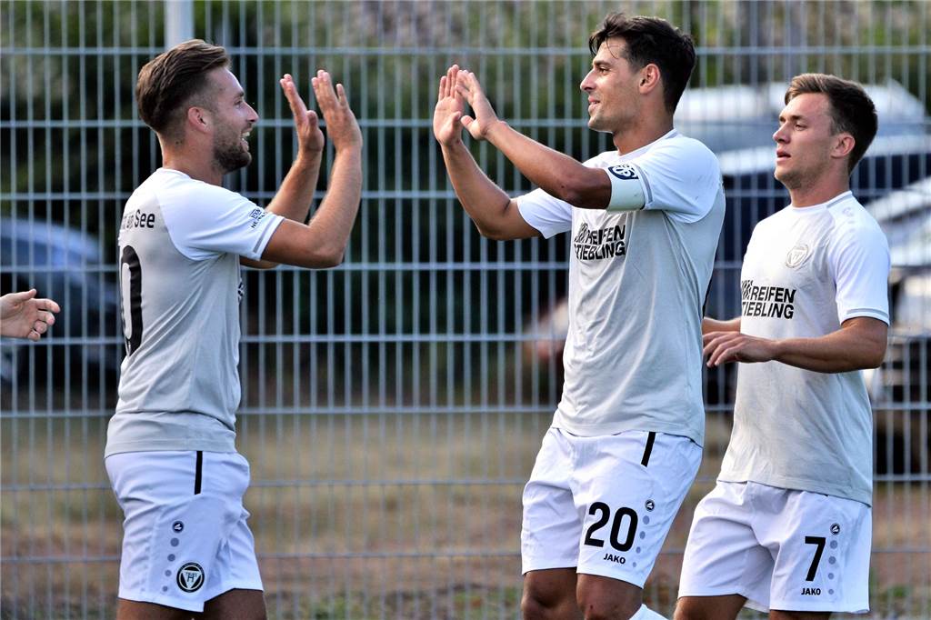 Ex-TuS-Spieler und Aufstiegsheld verlässt Westfalenliga-Tabellenführer Deniz Batman (l.) wechselt im Sommer zum DSC Wanne-Eickel.