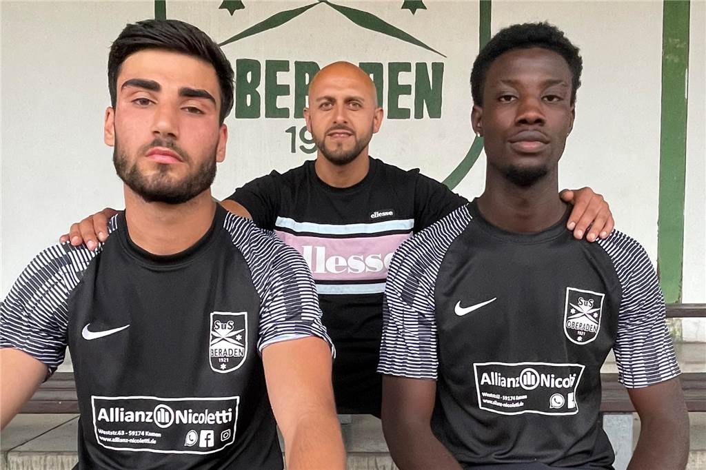 Eklat um Neuzugänge vom TSC Kamen: A-Jugendliche wurden beim SuS Oberaden schon vorgestellt Deniz Kilinc (M.) vom SuS Oberaden hatte die beiden A-Junioren vom VfL Kamen - William Moses (r.) und Alan Khaleel - bereits vorgestellt, die sich nun dem TSC Kamen anschließen.