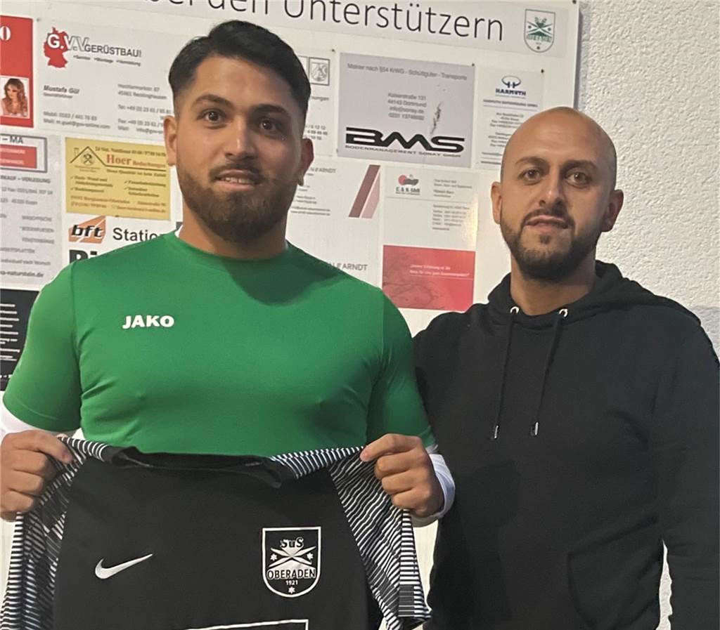 SuS Oberaden präsentiert den ersten Winterneuzugang: „Fühlte mich vernachlässigt“ Deniz Kilinc präsentiert Elmond Berisha (rechts).