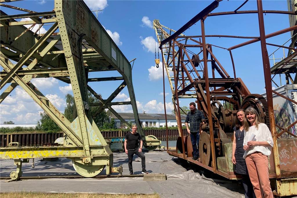 Hafenpromenade bekommt ein „Juwel“: Historischer Drehkran wird restauriert Denkmalschützer Ralf Herbrich, Restaurator Jan Deichsel sowie Heike Junk und Uta Wittig-Flick vom Amt für Stadterneuerung freuen sich über den Start der Restaurierung.