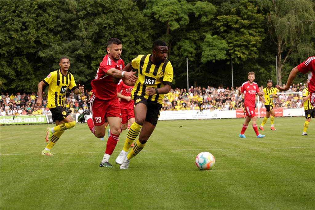 Denn: Der BVB ist zu Gast! Hier befindet sich Youssoufa Moukoko im Zweikampf mit Ünal Kurtulus (l.).
