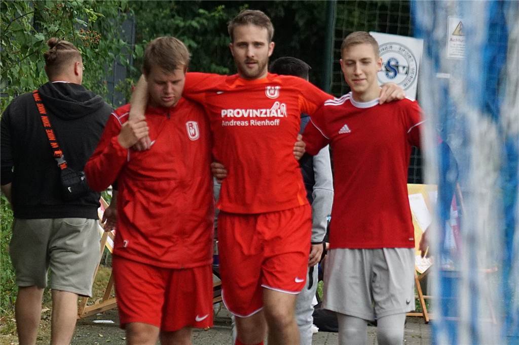 SV Afferde gewinnt Urlaubsguru-Cup-B-Turnier Dennis Alekseew (M.) musste verletzt früh ausgewechselt werden.