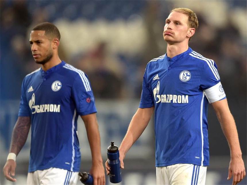 Schalkes Achtelfinal-Chancen minimal - Heldt: Blamabel Dennis Aogo (l) und Benedikt Höwedes sind restlos bedient: Der FC Schalke 04 ging mit 0:5 daheim unter. Foto: Federico Gambarini