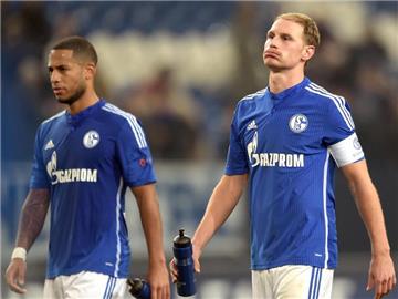 Dennis Aogo (l) und Benedikt Höwedes sind restlos bedient: Der FC Schalke 04 ging mit 0:5 daheim unter. Foto: Federico Gambarini