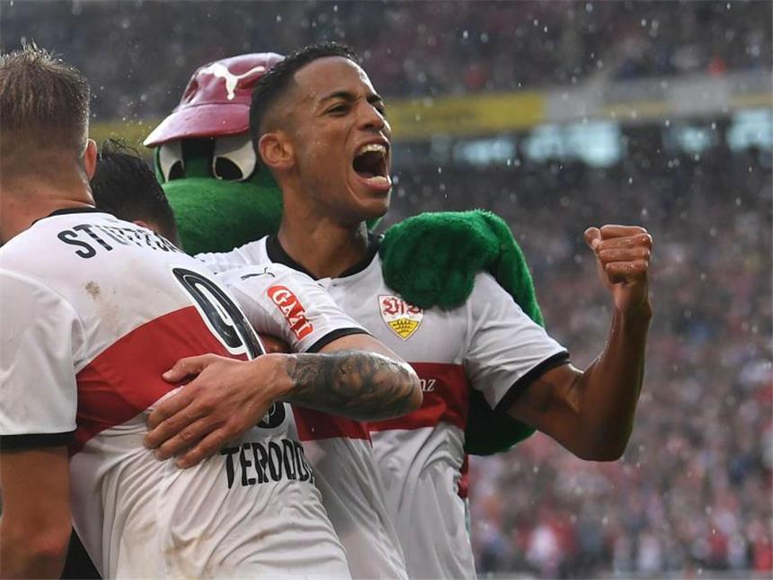 Ex-Nationalspieler Aogo spendet zwei Prozent seines Gehalts Dennis Aogo will künftig zwei Prozent seines Gehalts an soziale Projekte spenden. Foto: Marijan Murat