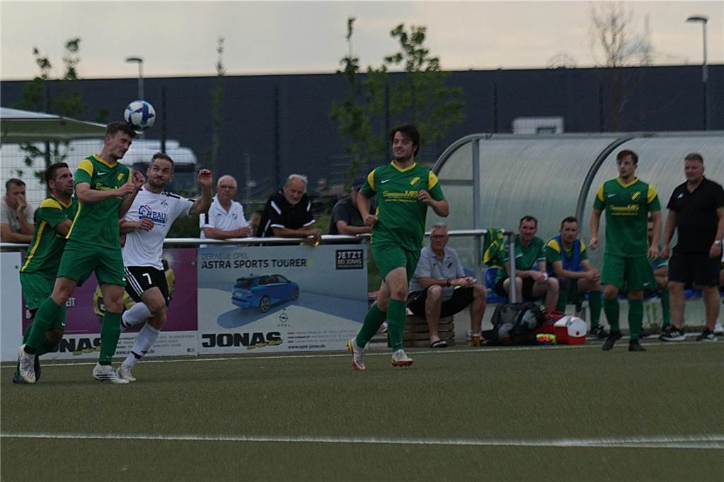 Dennis Berenberg (SuS in Grün) kommt hier vor Julian Blume (SVA) an den Kopfball