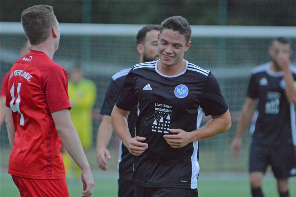Der Sieg des FC Frohlinde steht in der 90. Minute auf des Messers Schneide Dennis Both (r) konnte sich in der 66. Minute am Fuchsweg über seinen richtungsweisenden Treffer zum 2:1 des FC Castrop-Rauxel gegen den SuS Merklinde freuen.