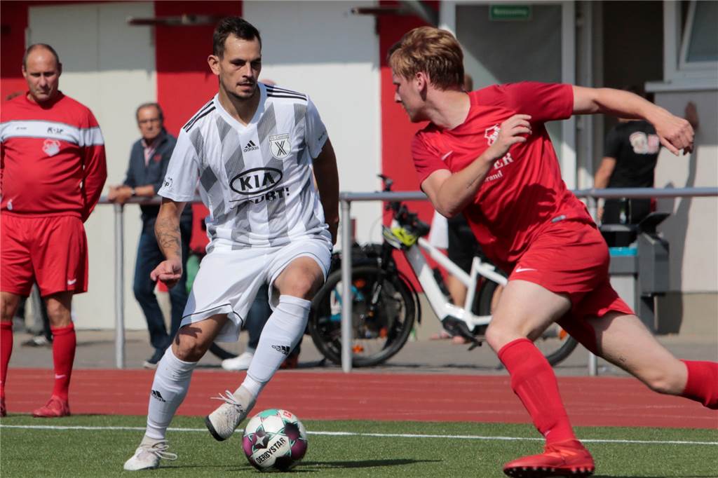 Dariusz Wosz hat das Glück, dass er Hilfe aus Castrop-Rauxel bekommt Dennis Dannemann (am Ball), Spielertrainer der SG Castrop.