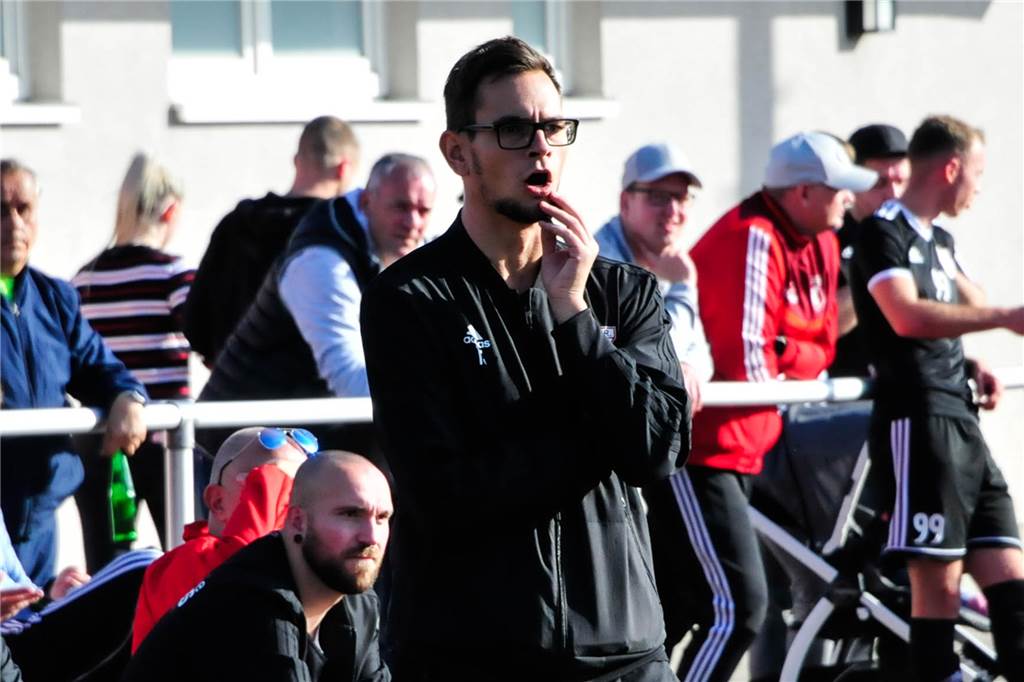 Amateurfußballtrainer befürchtet Abgänge wegen Corona Dennis Dannemann, der derzeit verletzte Spielertrainer der SG Castrop, macht sich Gedanken über die Probleme seiner Spieler abseits des Sports.