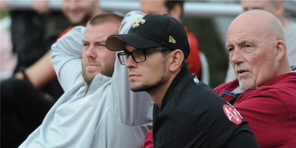 Ein Jahr ohne Fußball: Dennis Dannemann schaut immer nach Ergebnissen der SG Castrop Dennis Dannemann (M) war zusammen mit Tino Westphal (l) Trainer und Spielertrainer der SG Castrop. Er legte das Amt nieder, verfolgt aber noch das Geschehen bei der SG.