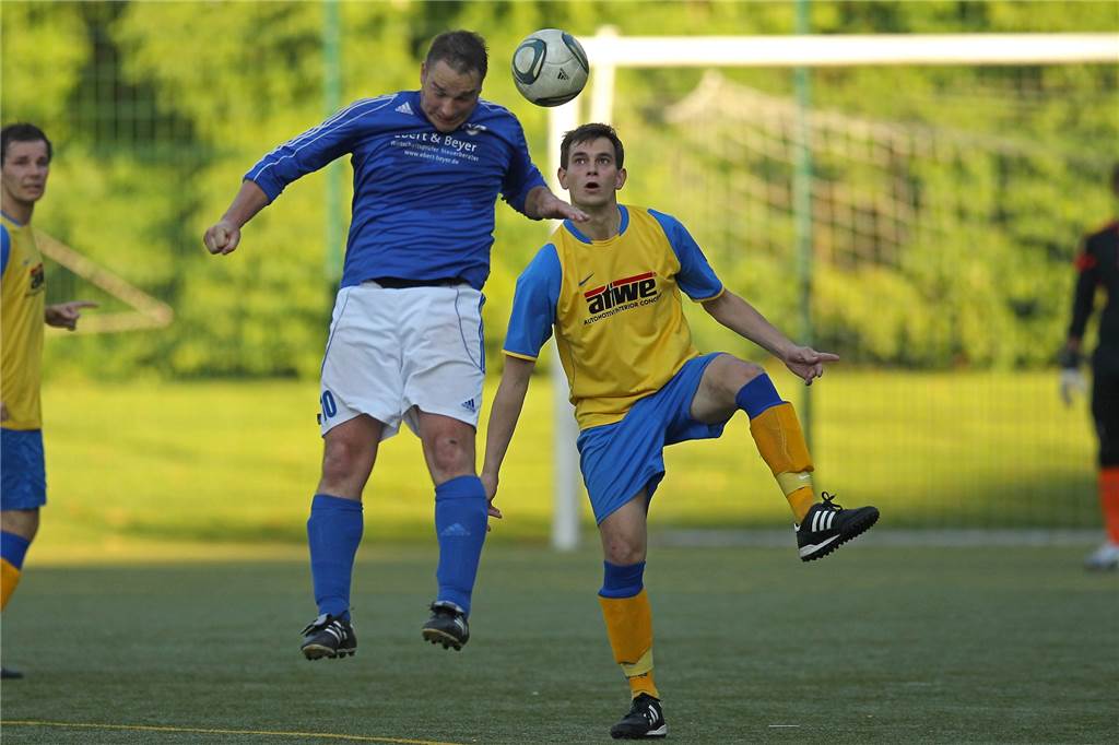 Ein Jahr ohne Fußball: Dennis Dannemann schaut immer nach Ergebnissen der SG Castrop Dennis Dannemann (r) spielte auch wie hier gegen den FC Frohlinde für die Spvg Schwerin sowie für den SuS Merklinde.