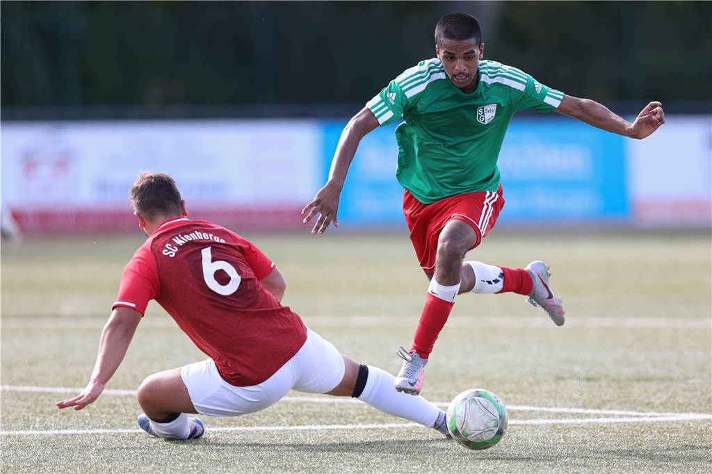 Dennis Dias von der SG Selm lässt seinen Gegenspieler wie eine Slalomstange stehen.