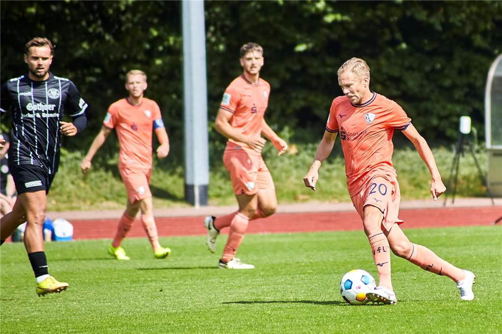 Bochums U21 startet mit klarem Ziel in die Oberliga: Fan-Hinweis ermöglichte die Rückkehr erst Dennis Grote führt den Ball