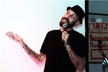 Dennis Grundt ist Comedian, Moderator und Friseur und war im Schermbecker Vinyl-Geschäft "Plattenbau" zu Gast.